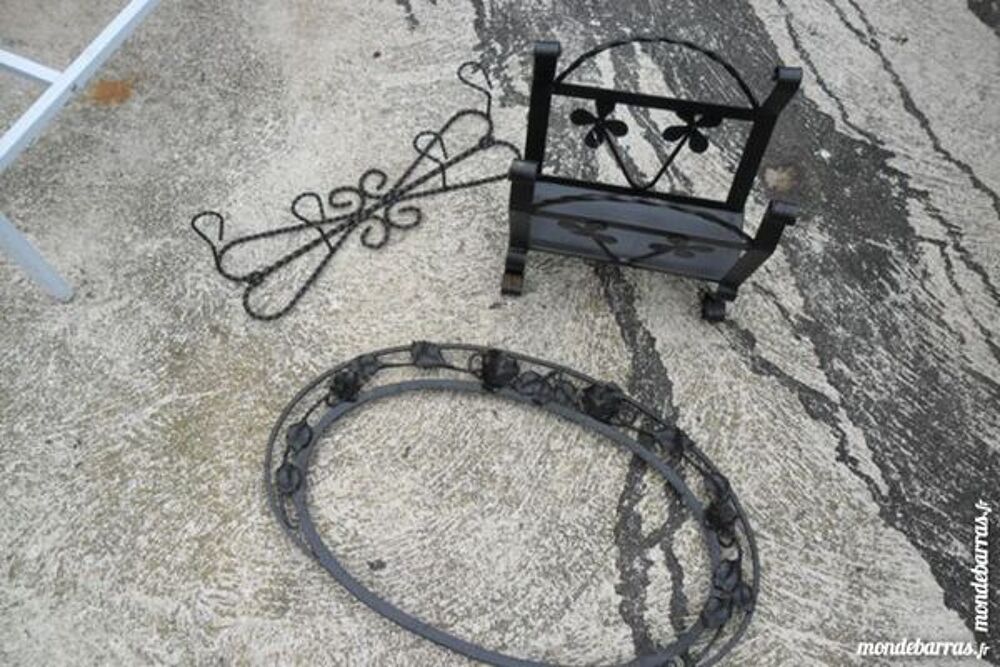 lot d objets en fer forge oeil de boeuf,porte revu Cuisine