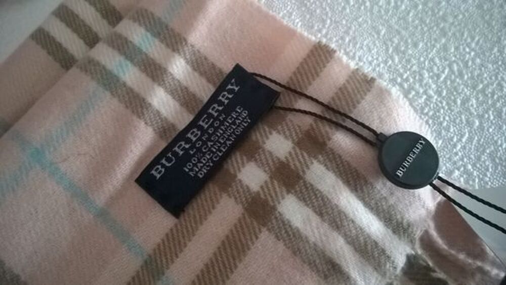 &eacute;charpe burberry authentique rose avec &eacute;tiquette Vêtements