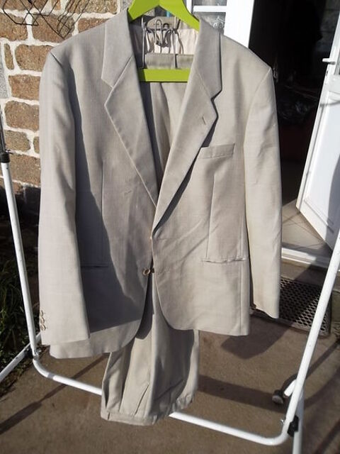 Costume GUY LAROCHE 50 La Carneille (61)