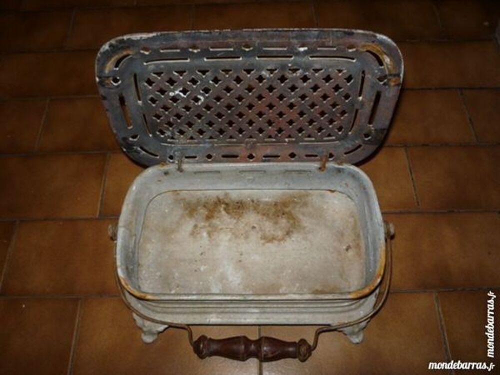 Grande chaufferette en fonte Godin &agrave; braise Décoration