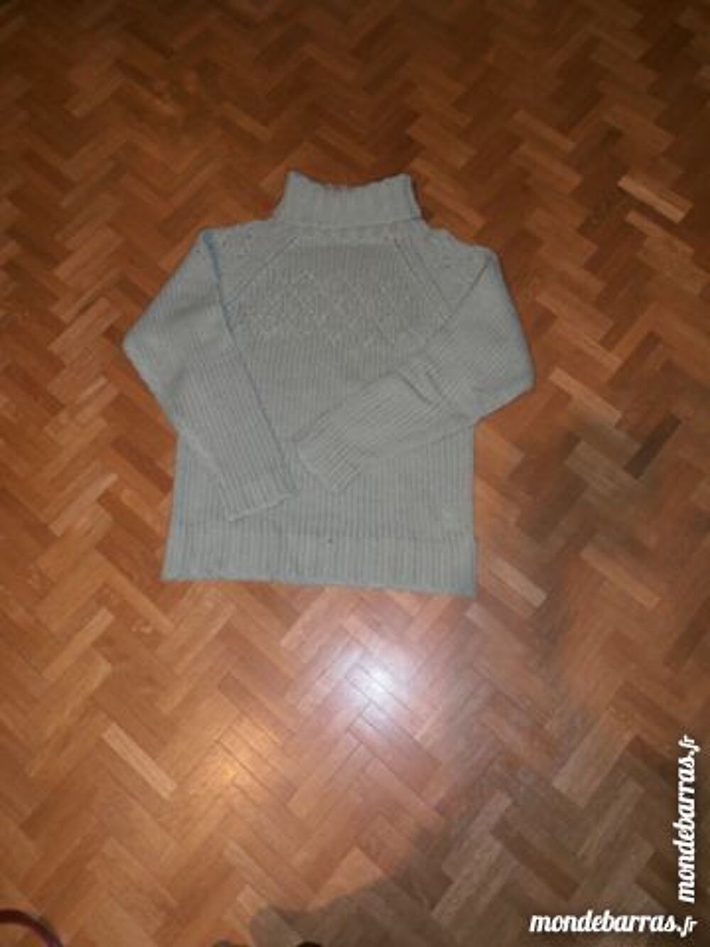 Col roul&eacute; vert &agrave; perles Vêtements