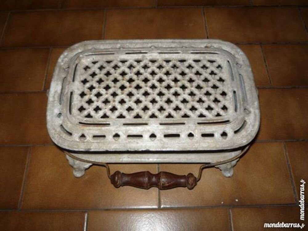 Grande chaufferette en fonte Godin &agrave; braise Décoration