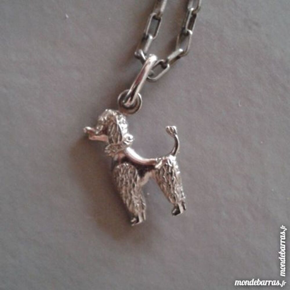 Chaine m&eacute;tal argent&eacute; &amp; Pendentif caniche Bijoux et montres