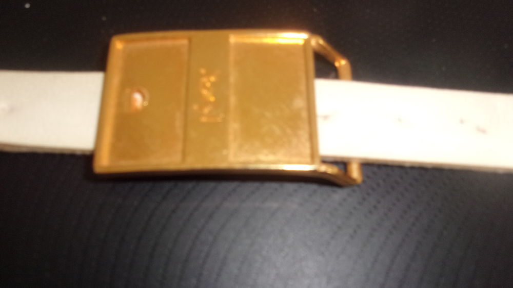 BOUCLE DE CEINTURE YSL METAL DORE. Maroquinerie