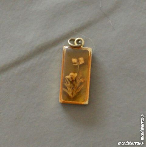 Pendentif doré, vraies fleurs incrustées 2 Cabestany (66)