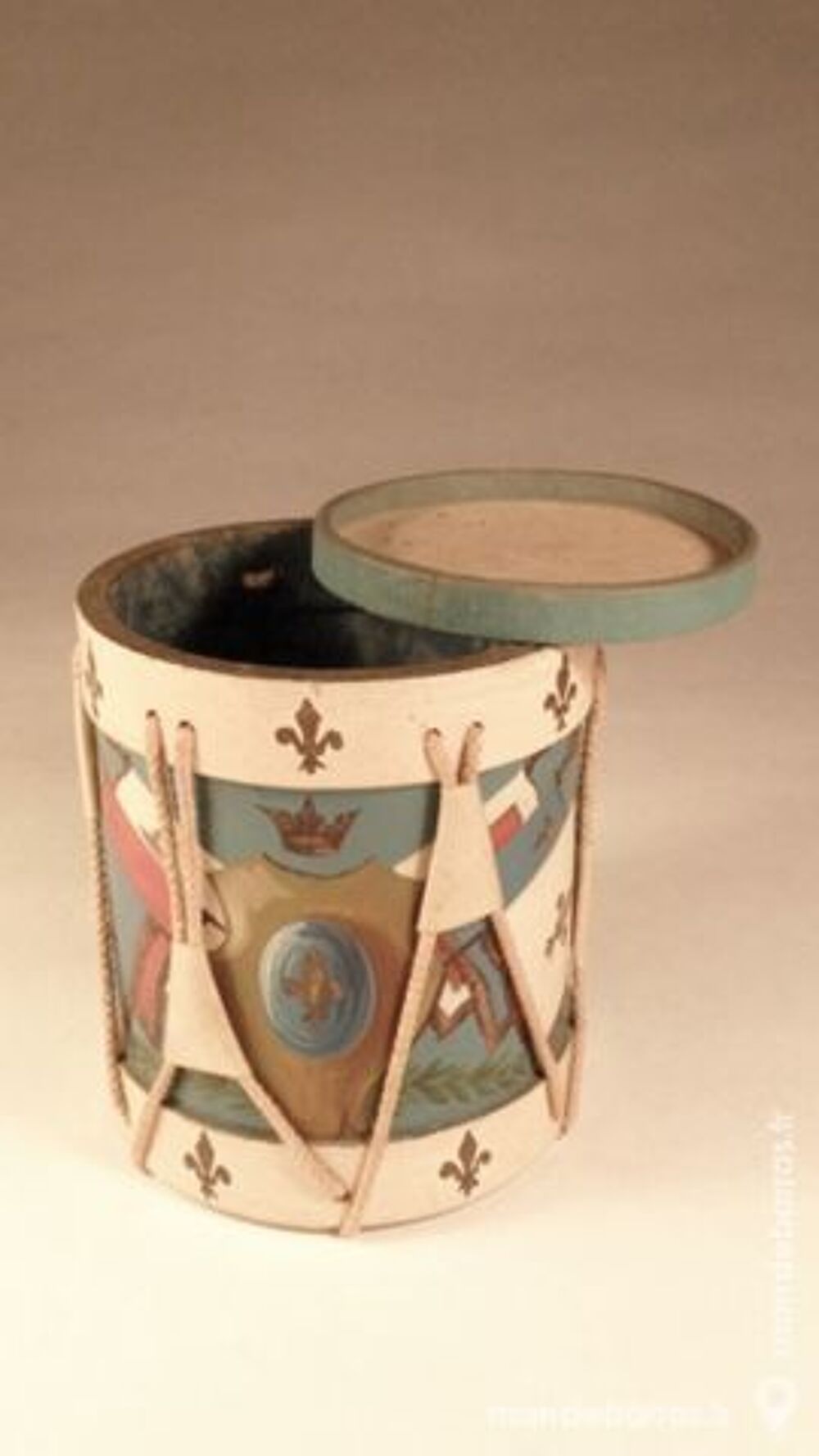 Pot &agrave; tabac en bois peint 