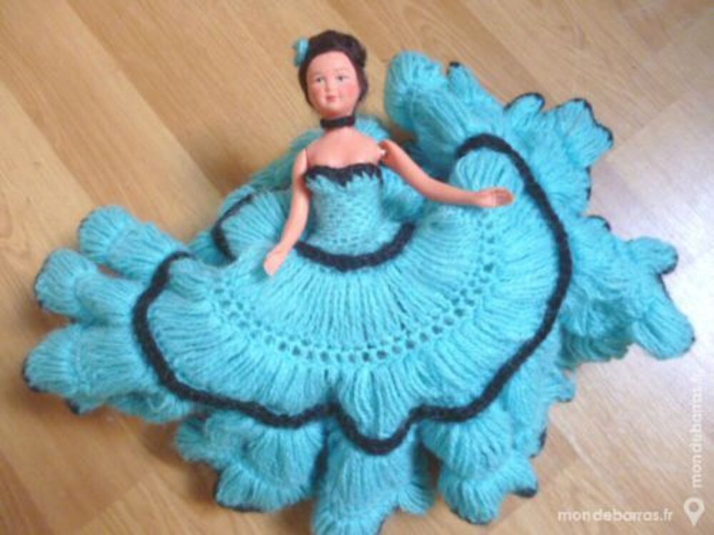 Poup&eacute;e avec grande robe faite au crochet 