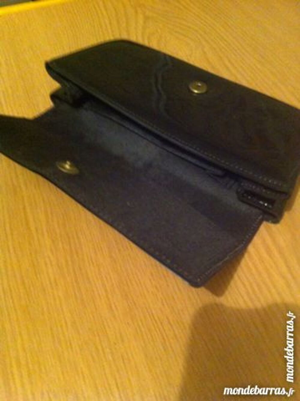 pochette noire pour c&eacute;r&eacute;monie Bijoux et montres