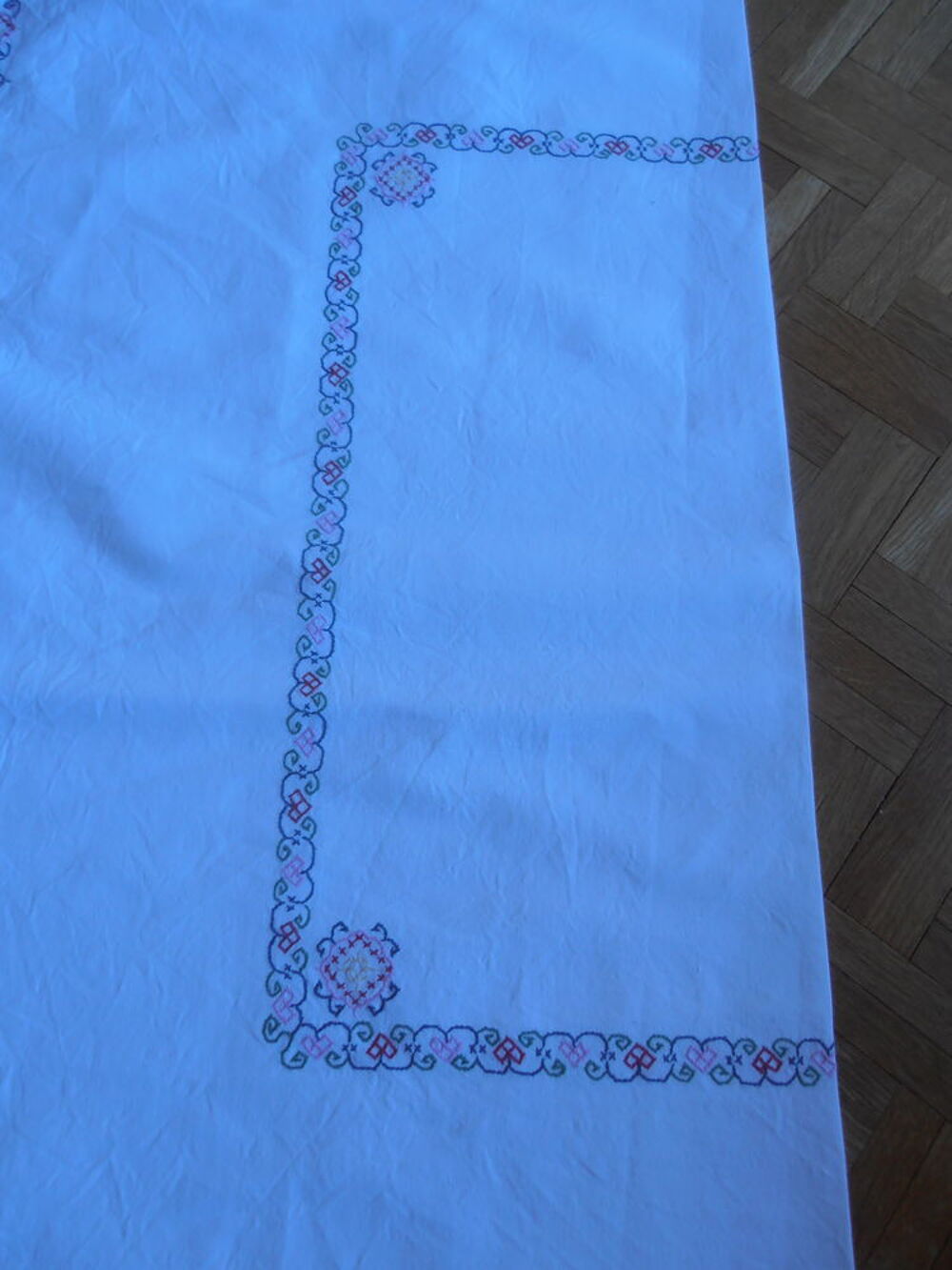 Petite nappe brod&eacute;e (79) Décoration