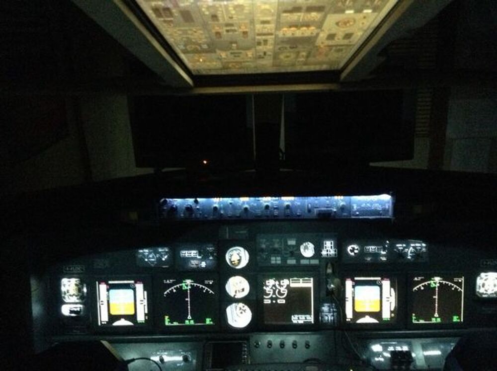 Simulateur de vol cockpit avion Consoles et jeux vidos