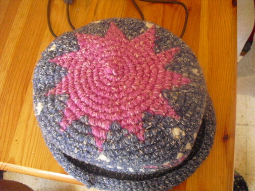 chapeau color&eacute; a motifs en laine
Vtements