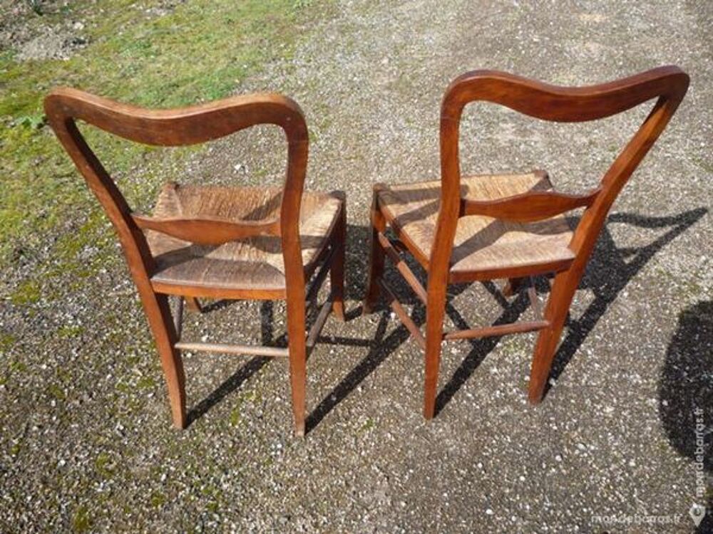 Deux chaises paill&eacute;es rustique en noyer Meubles