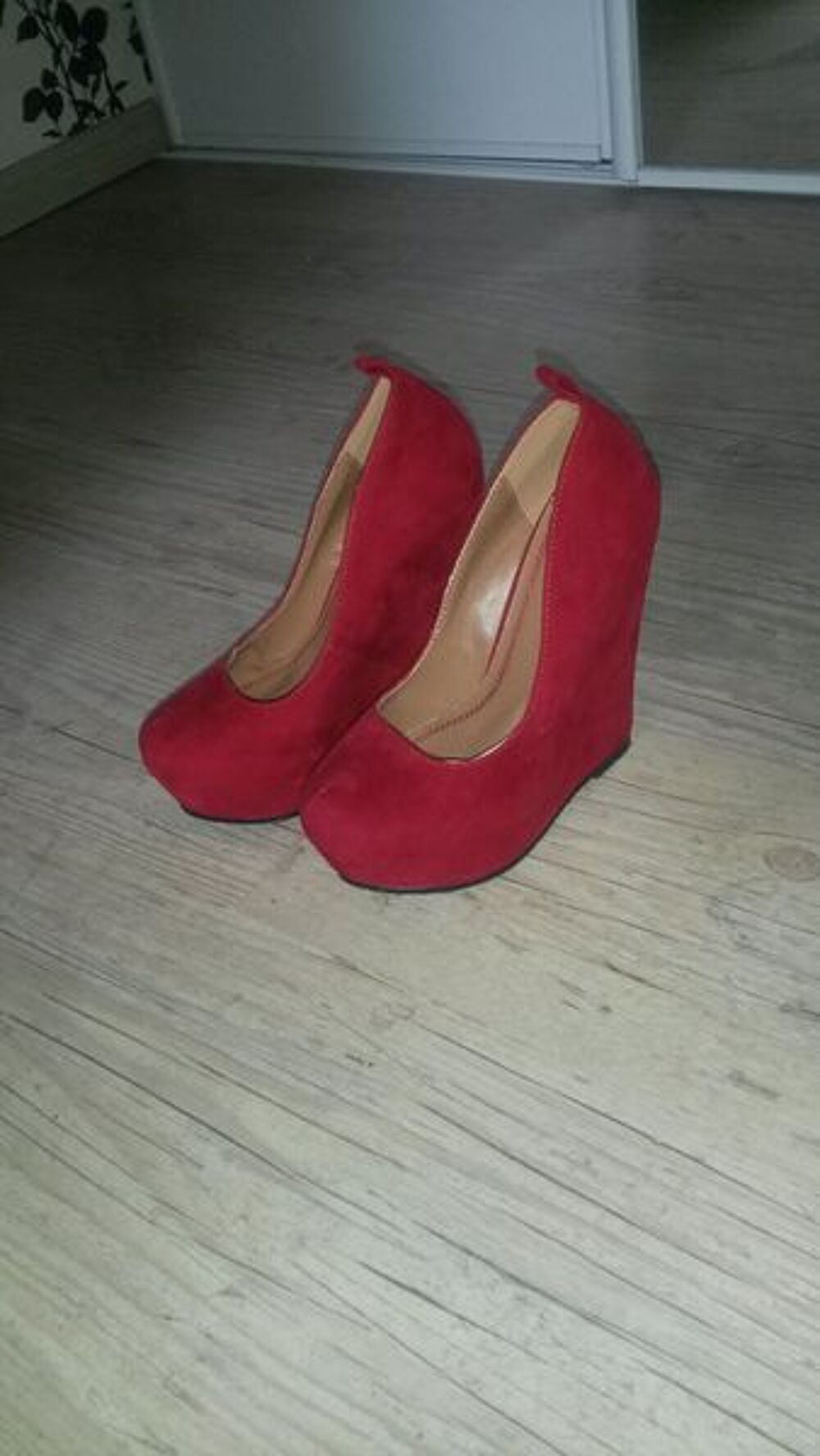 UNE PAIRE DE CHAUSSURES FEMME Chaussures