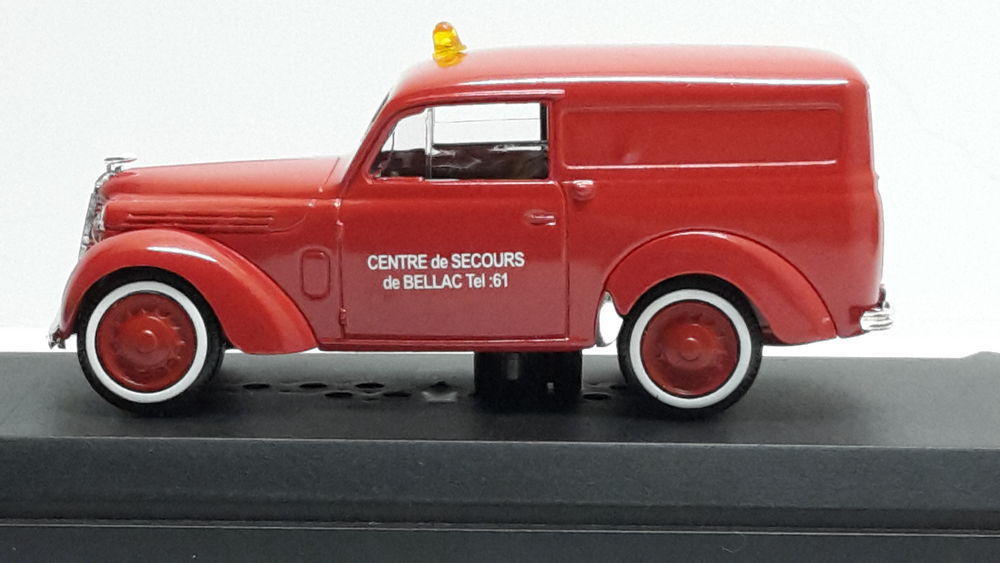 Renault Juvaquatre t&ocirc;l&eacute;e pompiers 