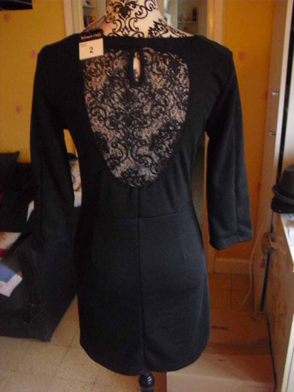 robe noire dentelles NEUVE encore &eacute;tiquette TAILLE 2 Vêtements