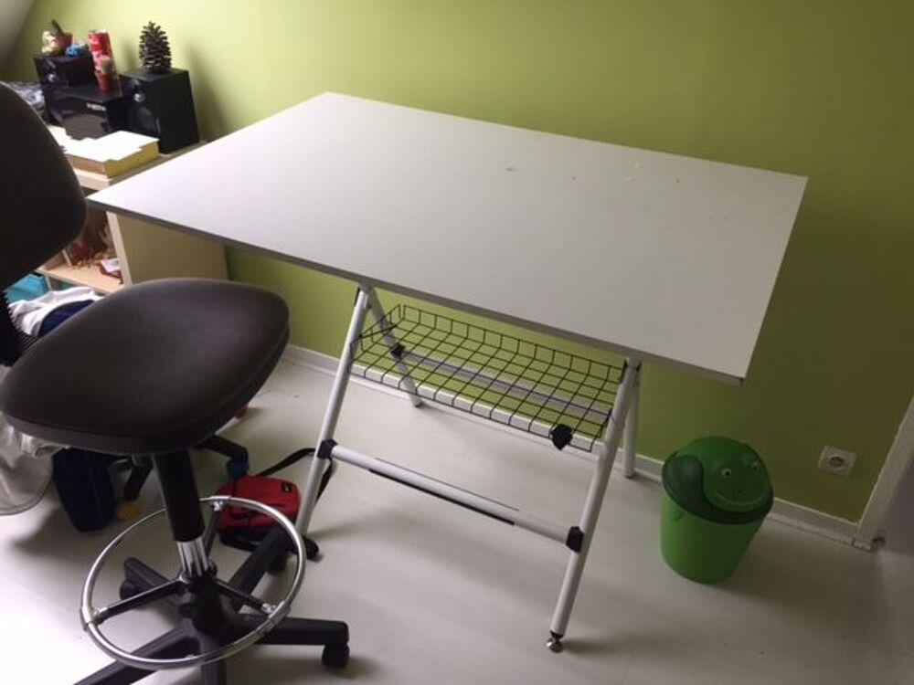 Table &agrave; dessin inclinable + Chaise haute Meubles