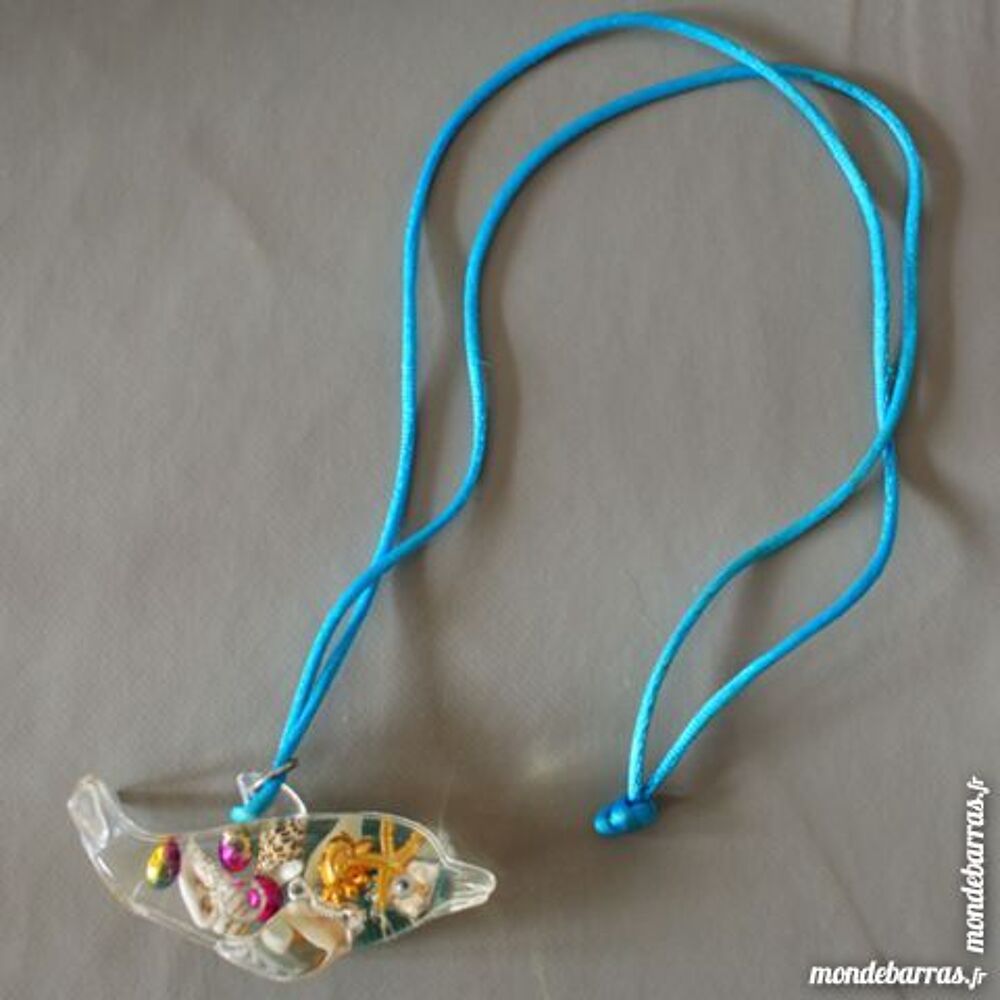 Chaine + pendentif Dauphin en plastique Bijoux et montres