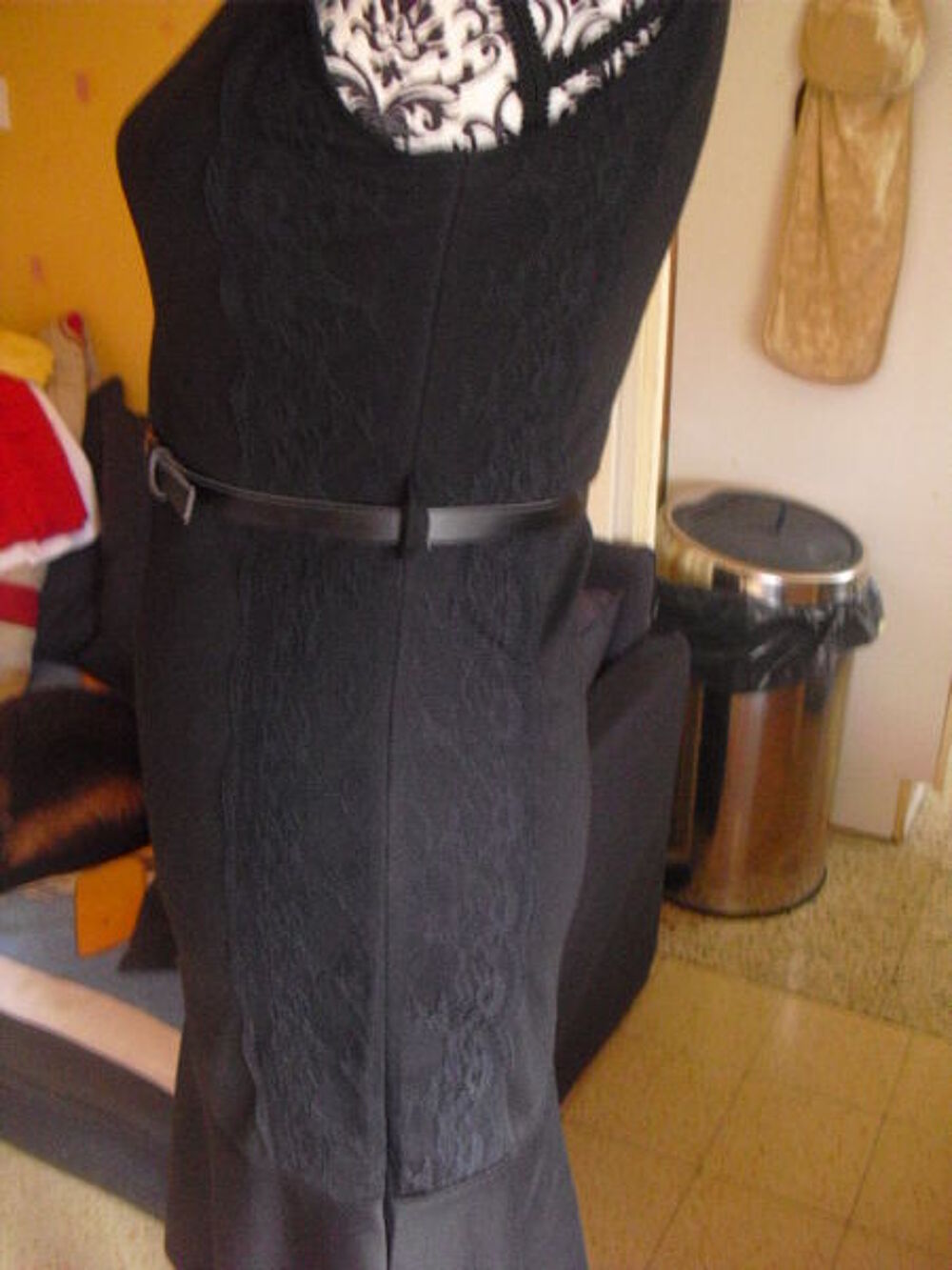 robe noire dentelles avec ceinture NEUVE encore &eacute;tiquette T1 Vêtements
