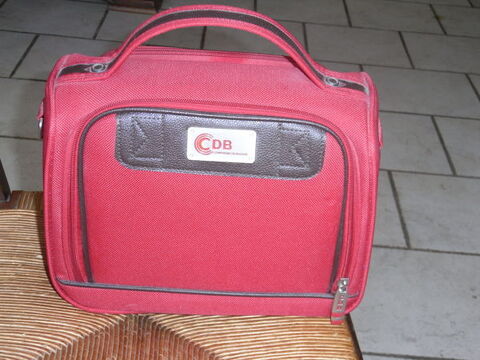 vanity de voyage en tissus rouge 10 Le Teilleul (50)