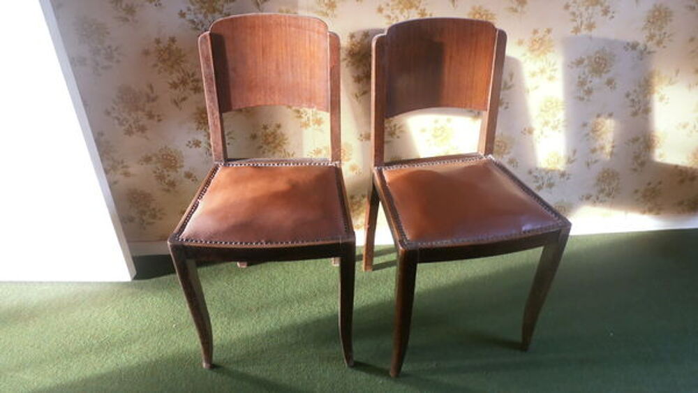 Ensemble de deux chaises clout&eacute;es Meubles