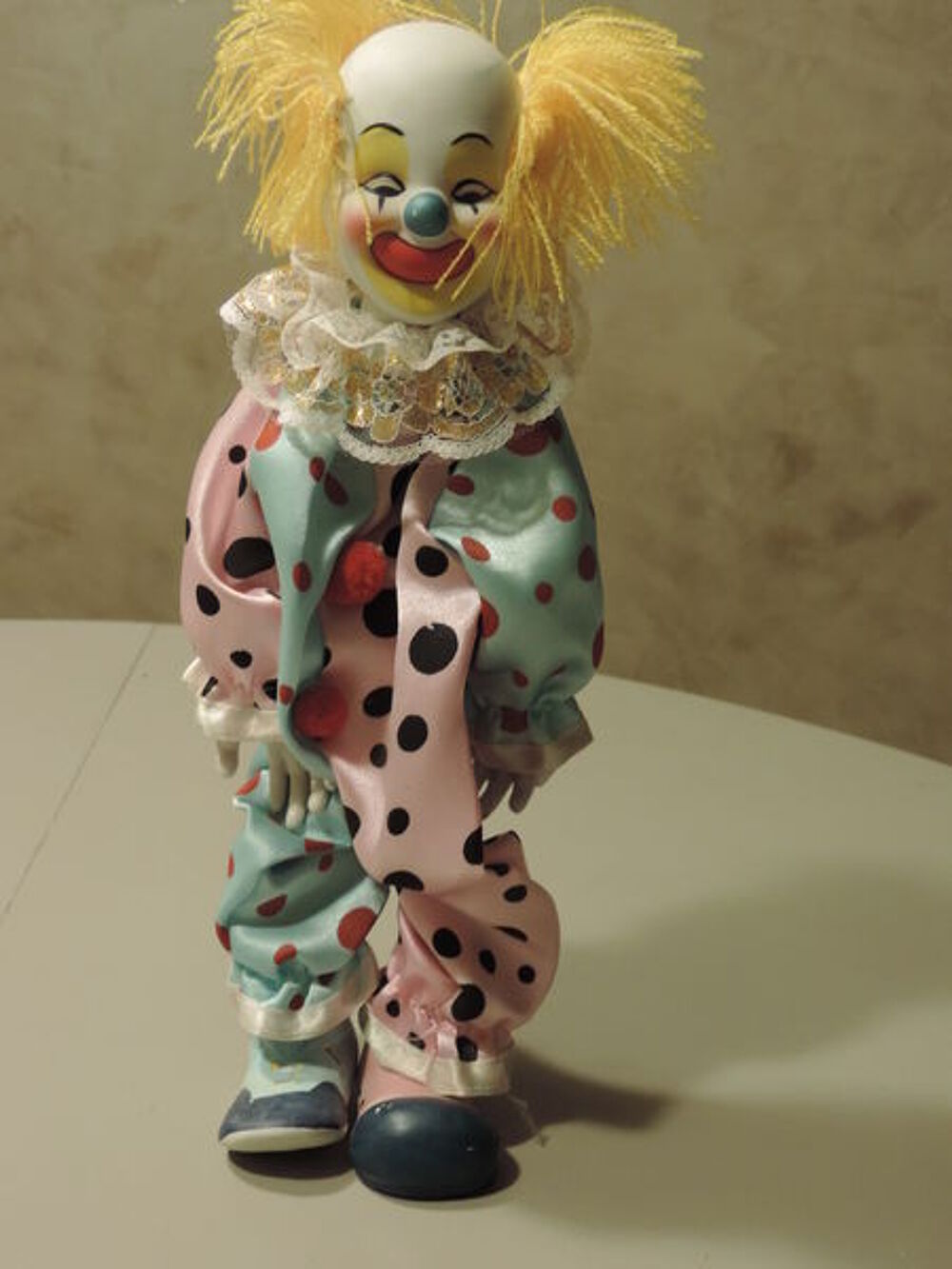 poup&eacute;e en porcelaine 