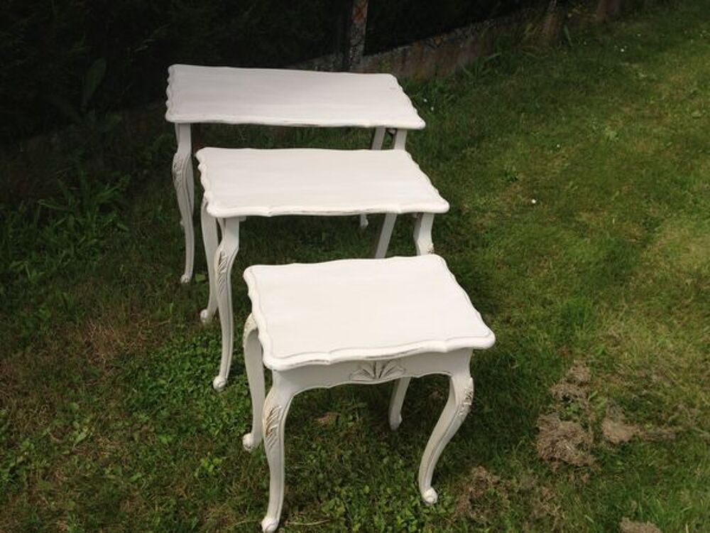 meubles : chevets (2) 80 euros, tables gigognes 80 euros Meubles