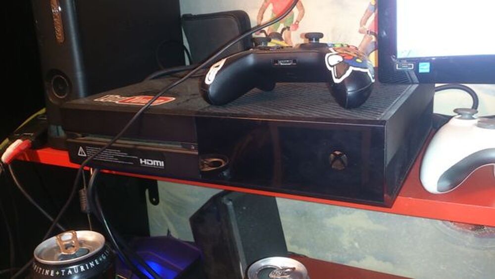 Xbox One + tous les c&acirc;bles + jeux+ manette Consoles et jeux vidéos