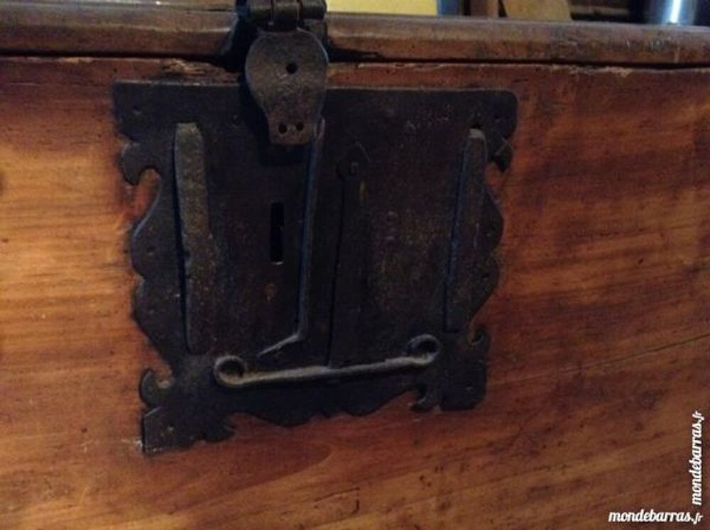 coffre tr&egrave;s ancien orme Meubles