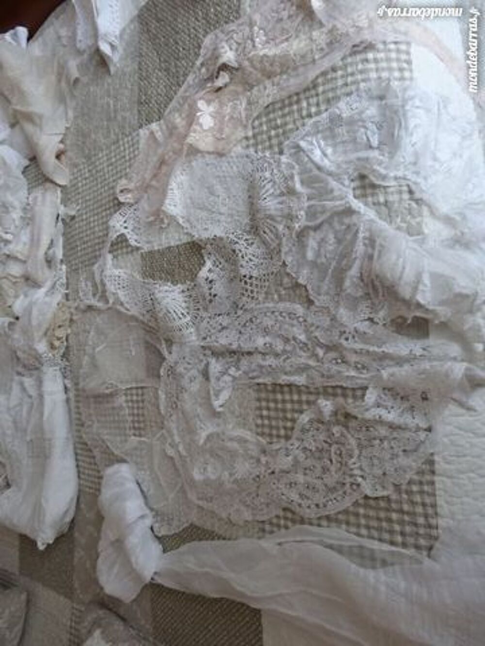 Cols en dentelle.. Meubles
