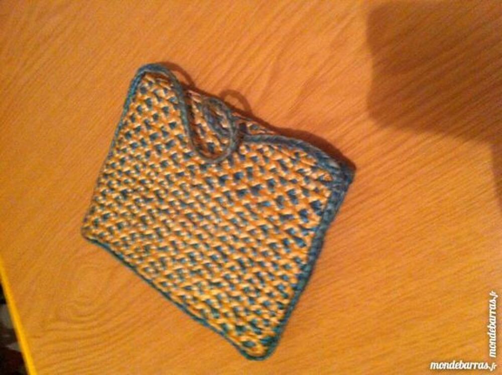 pochette en paille tress&eacute;e Bijoux et montres