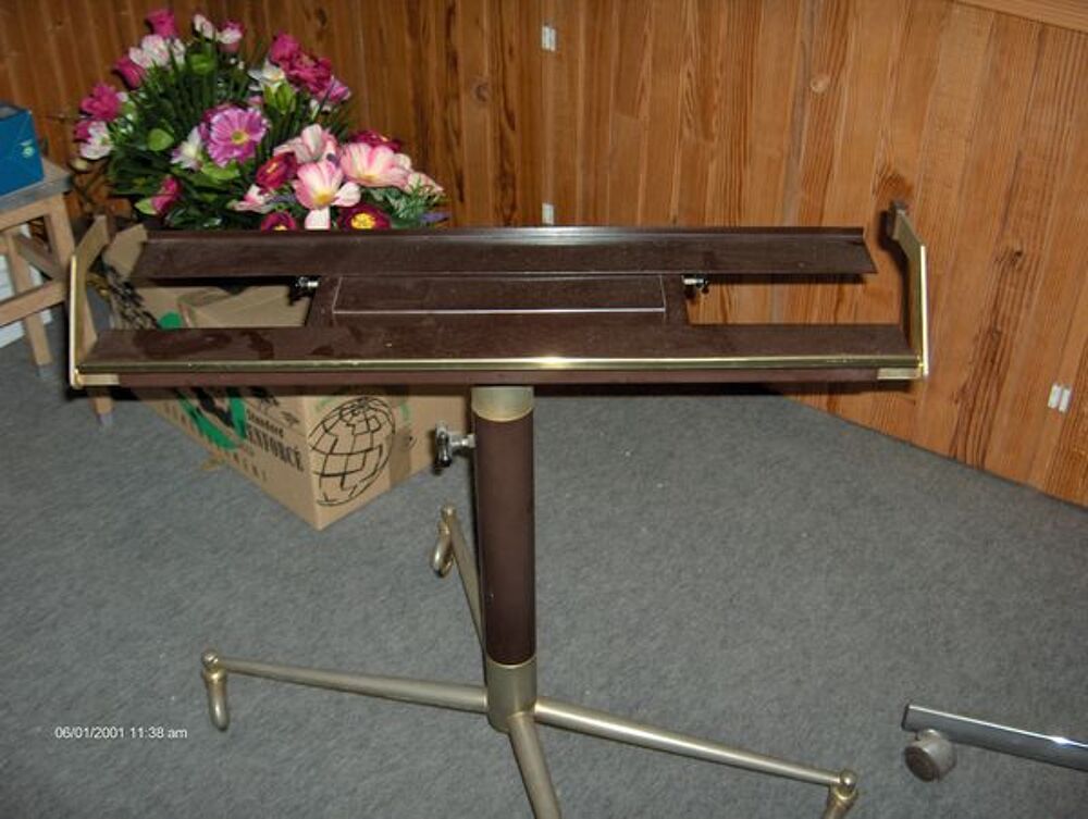 table de t&eacute;l&eacute;vision en acier sur roulettes Meubles
