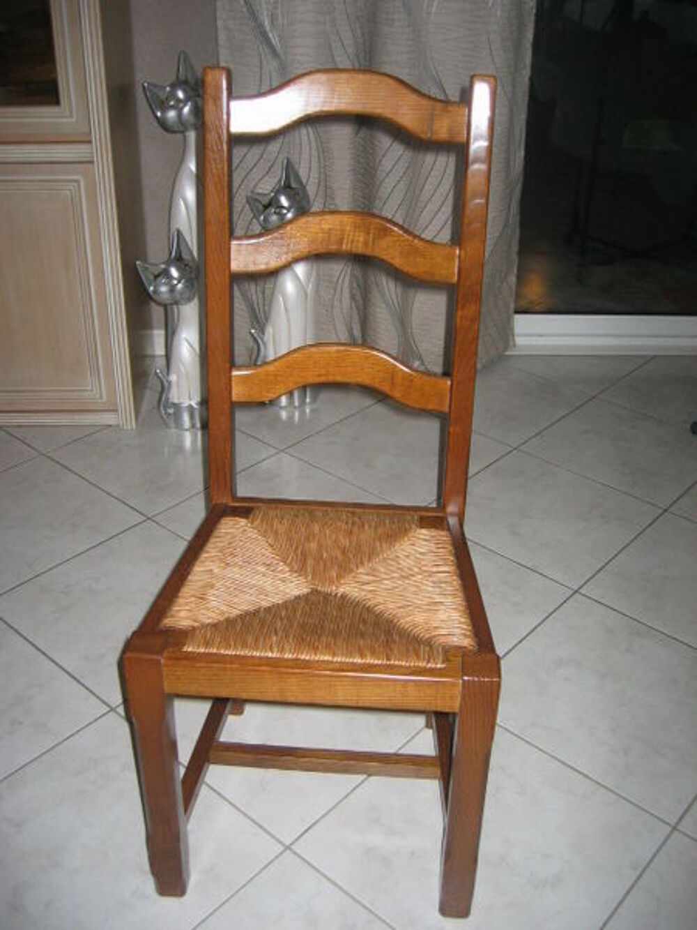 Table ronde en fr&ecirc;ne massif et 4 chaises Meubles