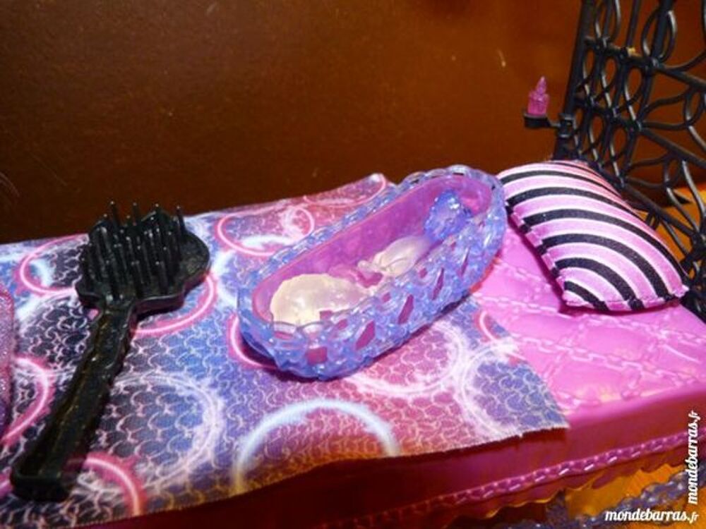 Lit + poup&eacute;e Monster High Jeux / jouets
