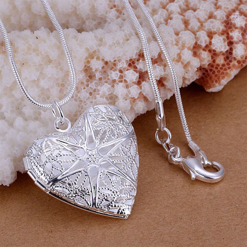 Joli petit pendentif, porte-photo cisel&eacute; argent .925
Bijoux et montres