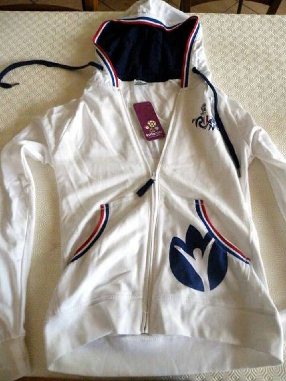 veste de sport "euro 2012" taille s blanche neuve Vêtements