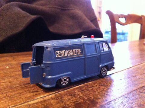 ESTAFETTE RENAULT  NOREV police 10 Bannalec (29)