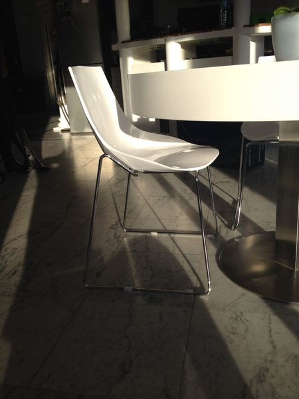 Table et 4 chaises design blanc Meubles