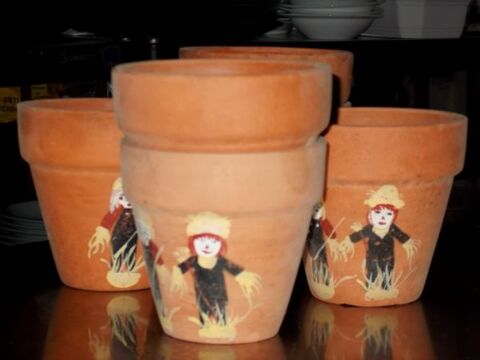 petits pots en terre  �pouvantail  l'unit� 2 Monflanquin (47)