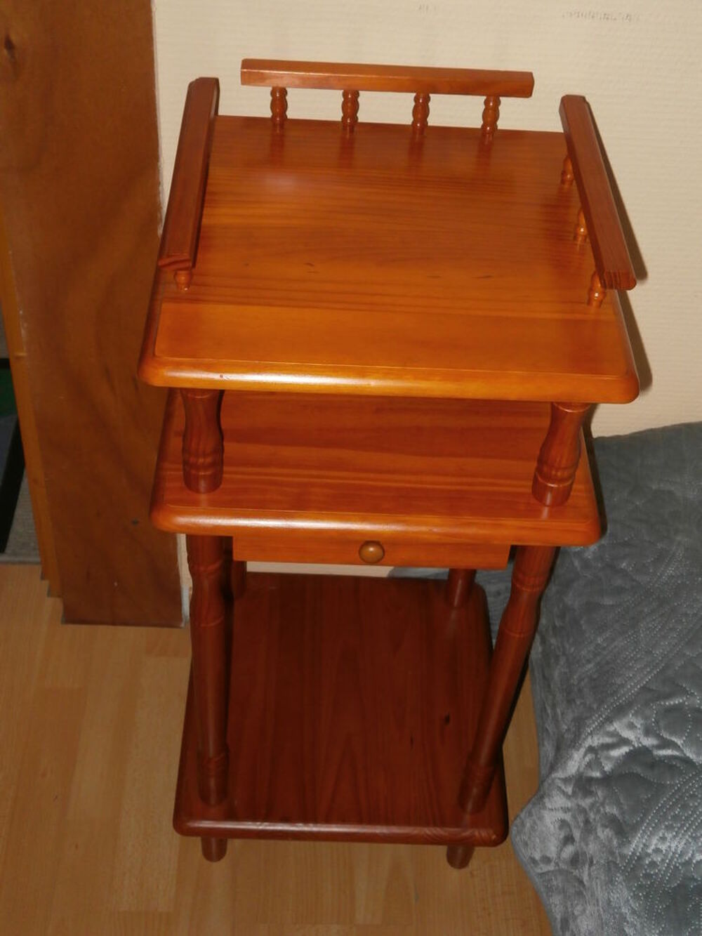 petite table en bois pour t&eacute;l&eacute;phone .... Meubles