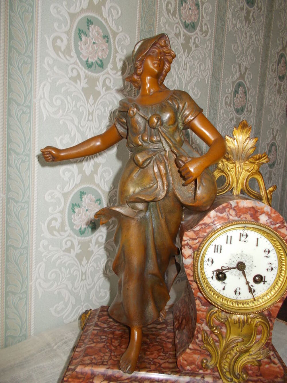Horloge et vases D�coration