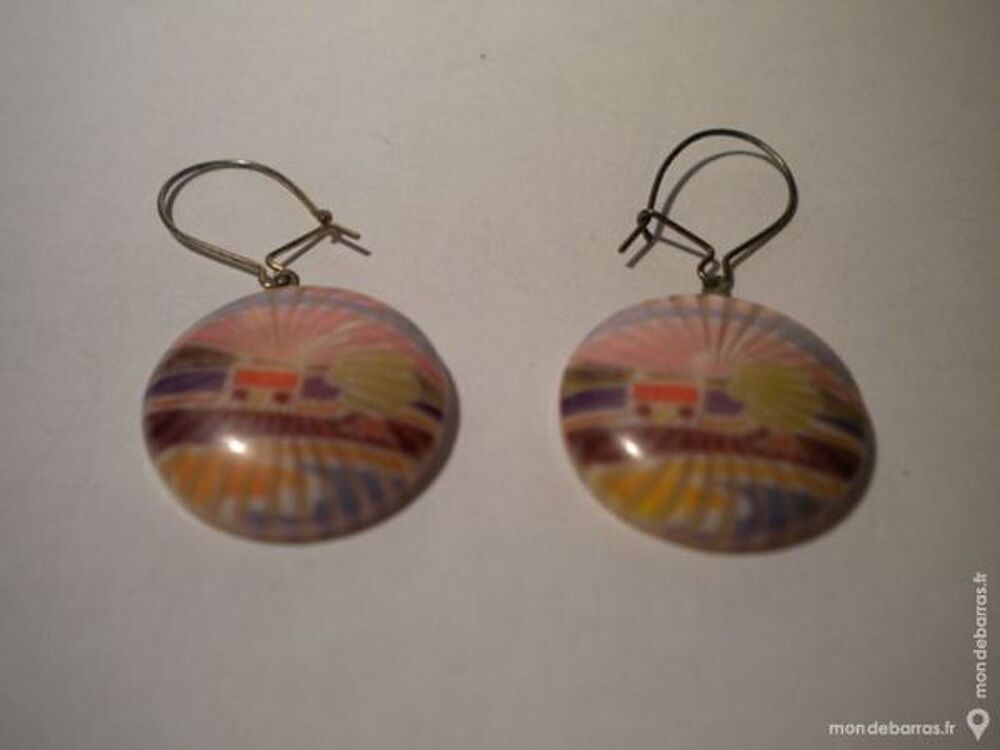 BOUCLE D'OREILLES &laquo; Maison champ&ecirc;tre &raquo; Bijoux et montres