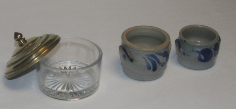 Pots en gr&eacute;s bleu d'Alsace et sucrier en verre Décoration