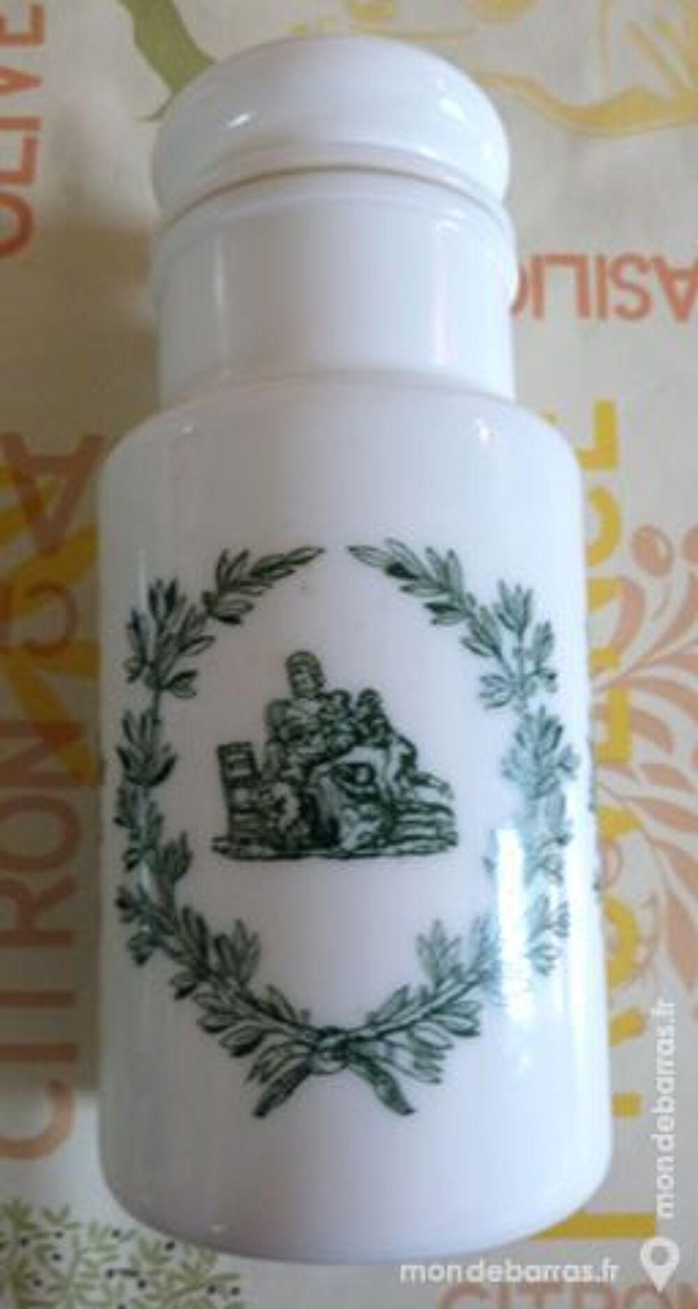 POT EN VERRE OPALE, couvercle herm&eacute;tique Décoration