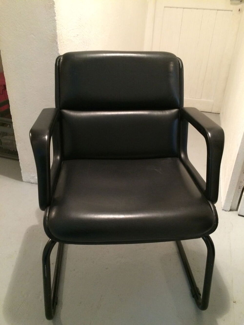 FAUTEUILS EN CUIR NOIR Meubles