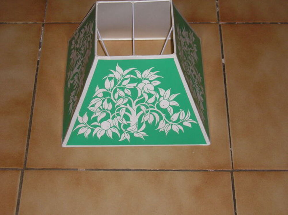 - abat jour pyramide neuf
- 5 € l'un
- 40 € les dix Décoration