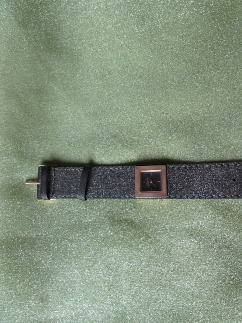 Montre carr&eacute;e dor&eacute;e avec un bracelet bronze Bijoux et montres
