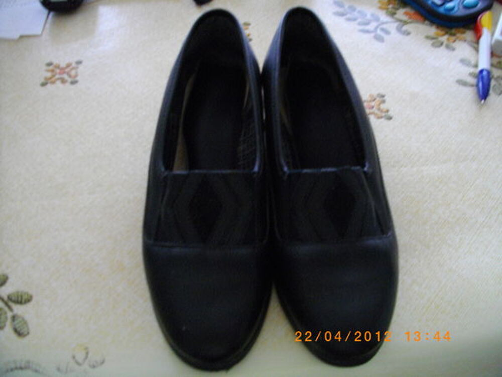 CHAUSSURES NOIRES ELASTIQUEES DESSUS - POINTURE 36 Chaussures