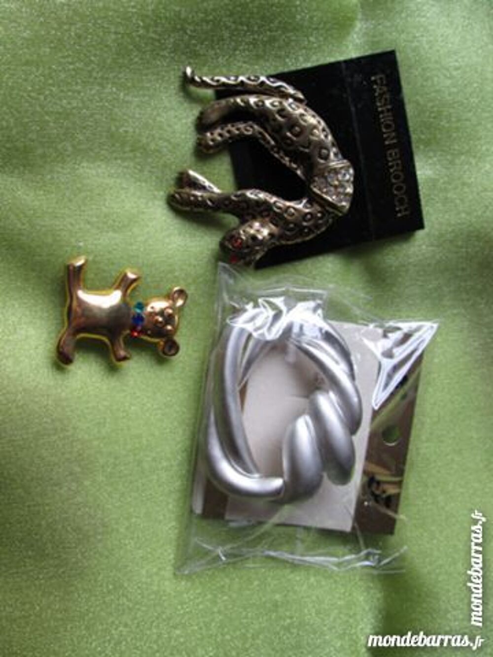 3 Broches fantaisies Bijoux et montres