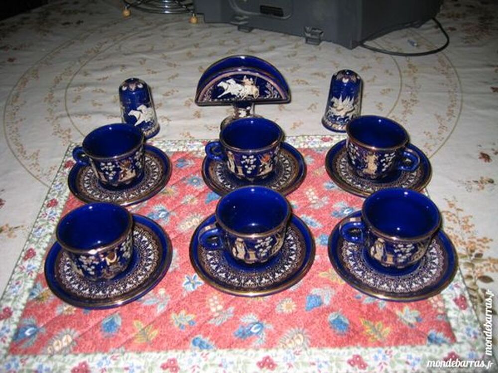 service &agrave; caf&eacute; bleu fonc&eacute; Décoration