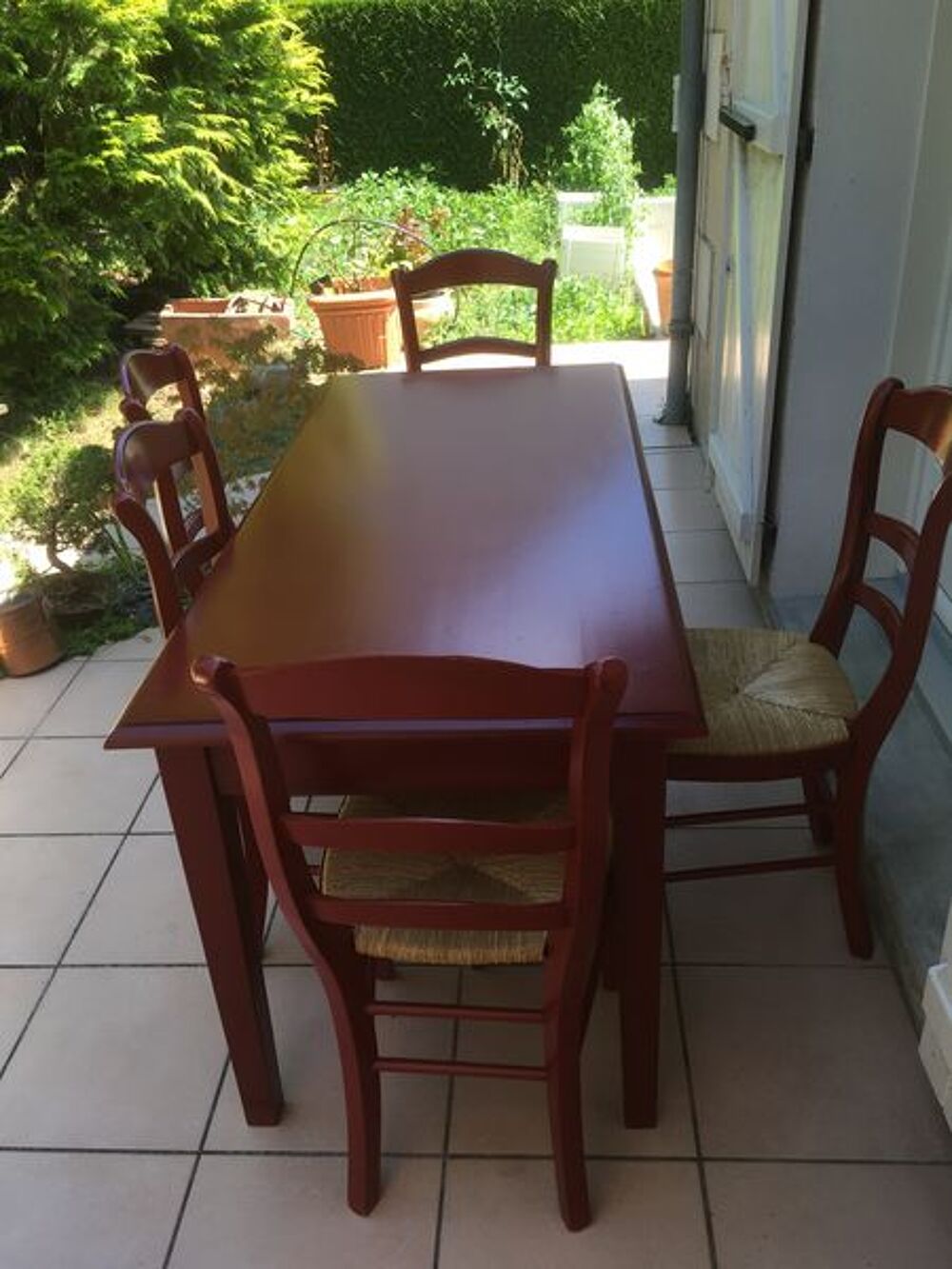 table vernie rouge + 5 chaises Meubles
